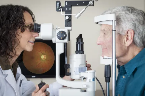 optometrist with pateint