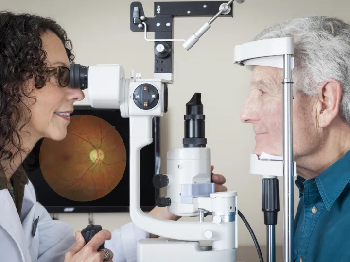 optometrist with pateint